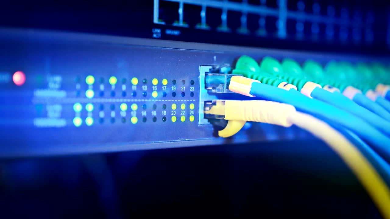 panel de servidor de red con cables de conmutador y cordón de parche en la sala de datos. computadora digital para el fondo tecnológico.