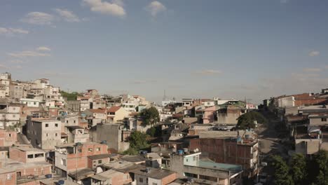 Langsame-Drohnenüberführung-Zerstörte-Alte-Gebäude-In-Der-Favela-Von-Sao-Paulo-An-Einem-Sonnigen-Tag-Mit-Blauem-Himmel