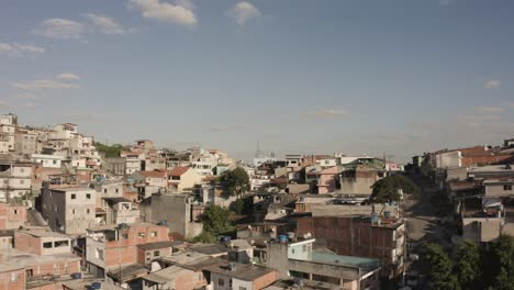 un vuelo lento de aviones no tripulados destruyó viejos edificios en la favela de sao paulo durante un día soleado con cielo azul