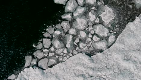 Hielo-Agrietado-Flotando-En-El-Lago-Superior-En-Duluth,-Minnesota