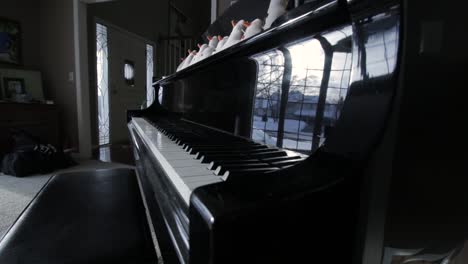 un piano con teclas enmarcadas