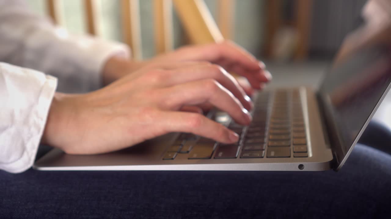 disparo en primer plano de una mujer de negocios trabajando en una computadora portátil en casa