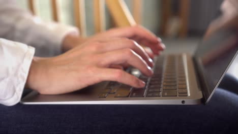 disparo en primer plano de una mujer de negocios trabajando en una computadora portátil en casa