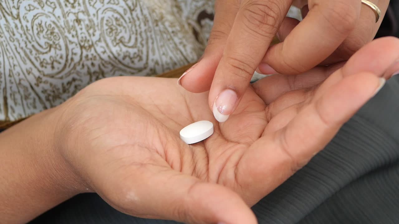 mujer tomando una píldora