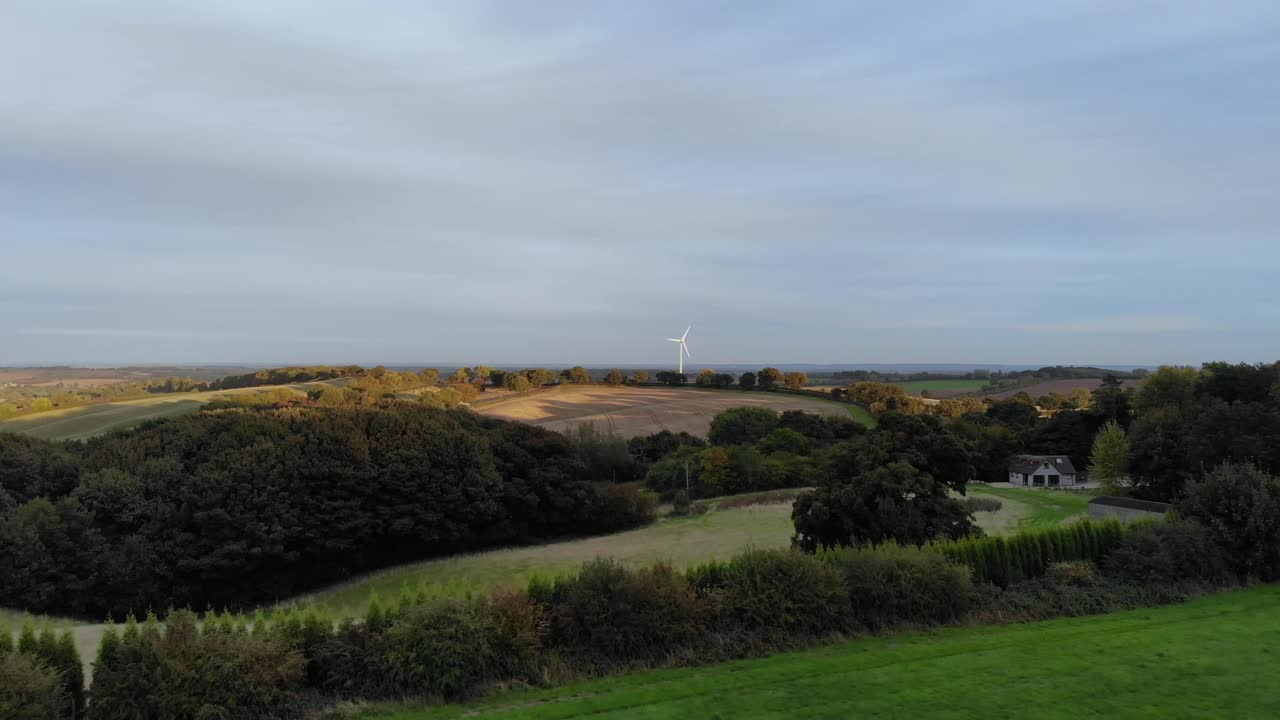 시골에서 풍력 터빈의 넓은 공중 샷