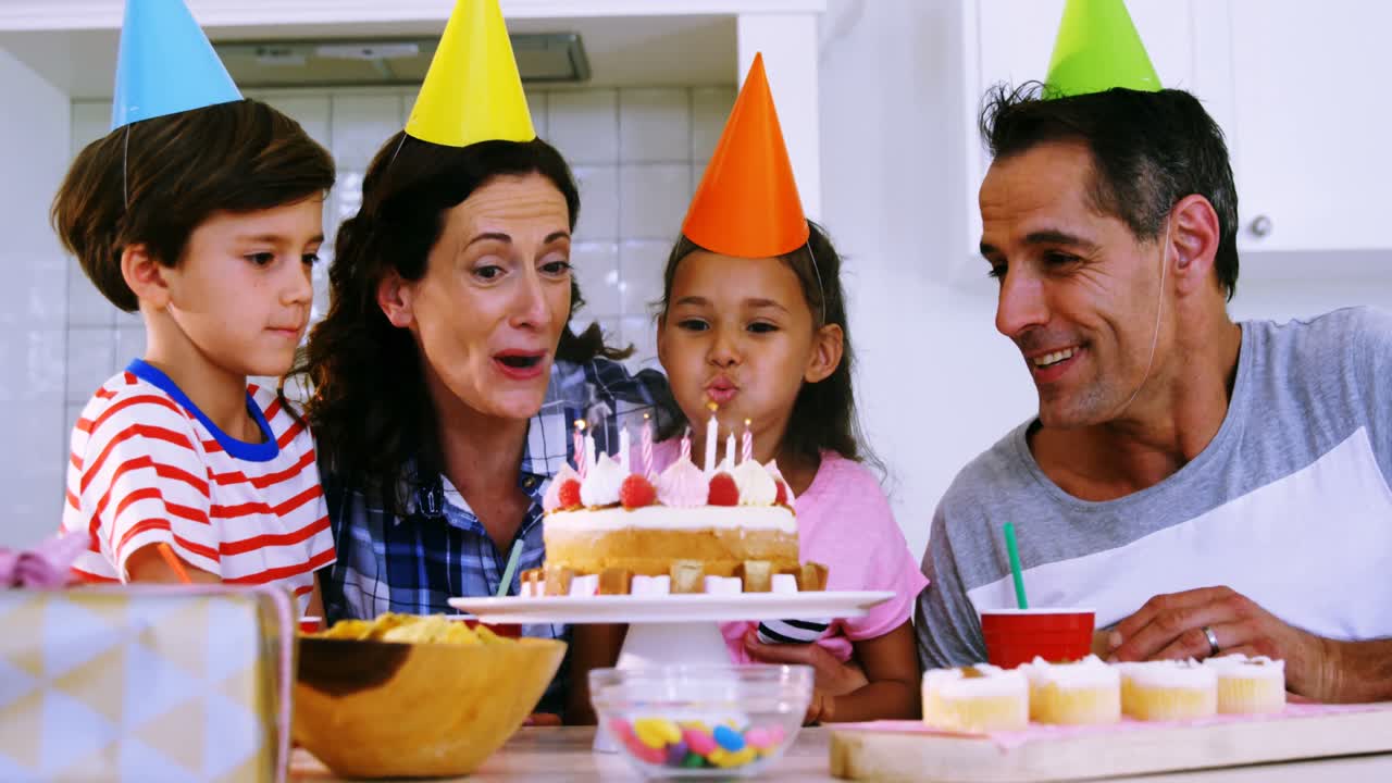 familia feliz celebrando un cumpleaños