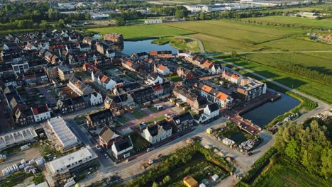 avión no tripulado volando lentamente lejos de un barrio suburbano recién construido y moderno