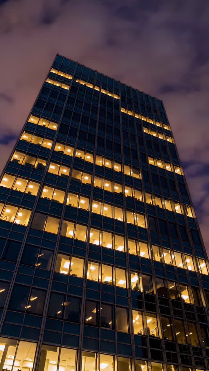 rascacielos moderno por la noche