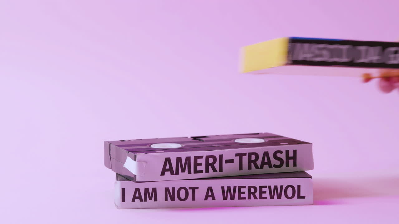 보라색 배경 에 있는 vhs 카세트