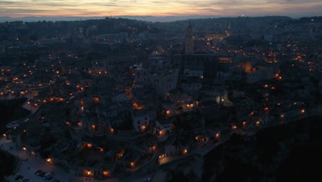 Vista-Aérea-De-La-Antigua-Ciudad-Italiana-De-Matera-Con-Su-Catedral-Dominante