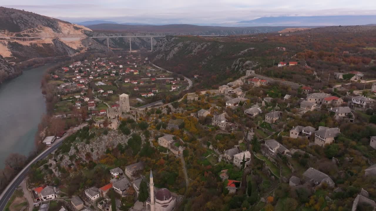 Prospettiva da drone della storica fortezza di Počitelj, Bosnia