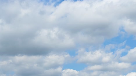 Zeitraffer-Bewegter-Wolken-über-Blauem-Himmel-Am-Mittag-An-Einem-Sonnigen-Tag