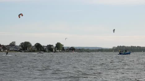 grupo de personas practicando kitesurf y windsurf en el mar báltico durante el verano en polonia