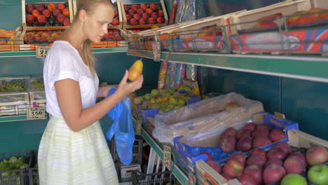 Obst-Auf-Dem-Markt-Auswählen