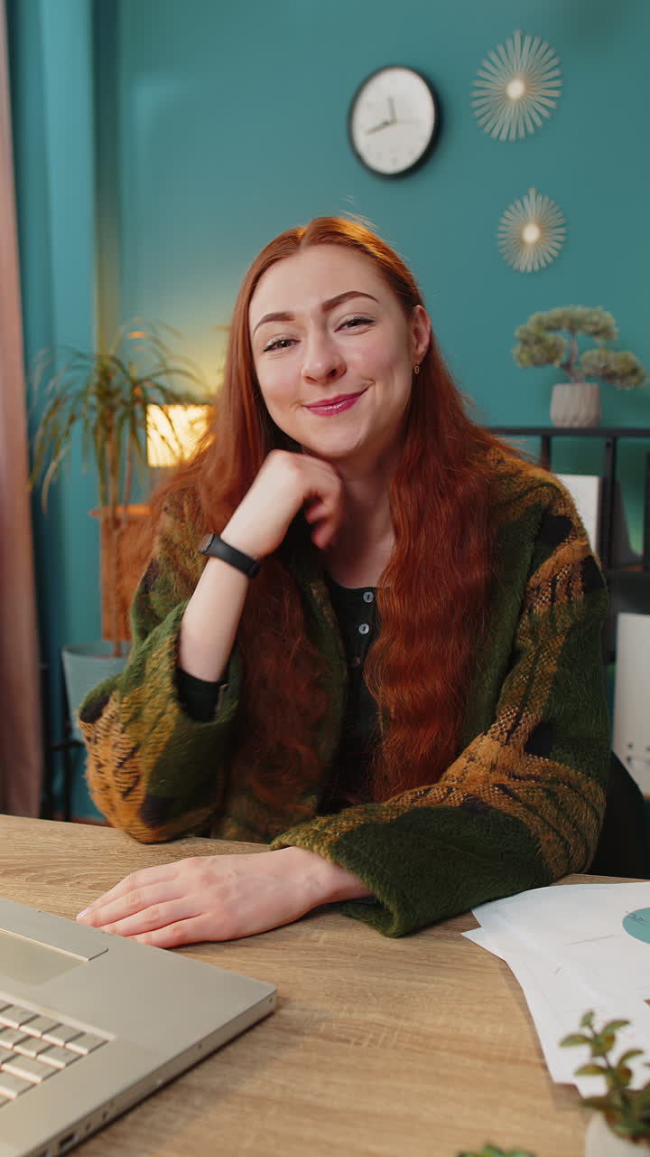 mujer sonriendo amigablemente a la cámara agitando las manos haciendo gestos hola hola saludos llamada de video en línea en casa
