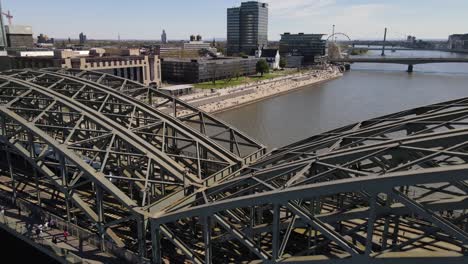 Puente-Elevado-Hohenzollern,-El-Tren-Cruza-El-Río-Rin,-Colonia,-Alemania