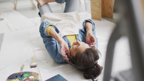 Video-De-Una-Artista-Birracial-Con-Auriculares-Descansando-En-El-Estudio.