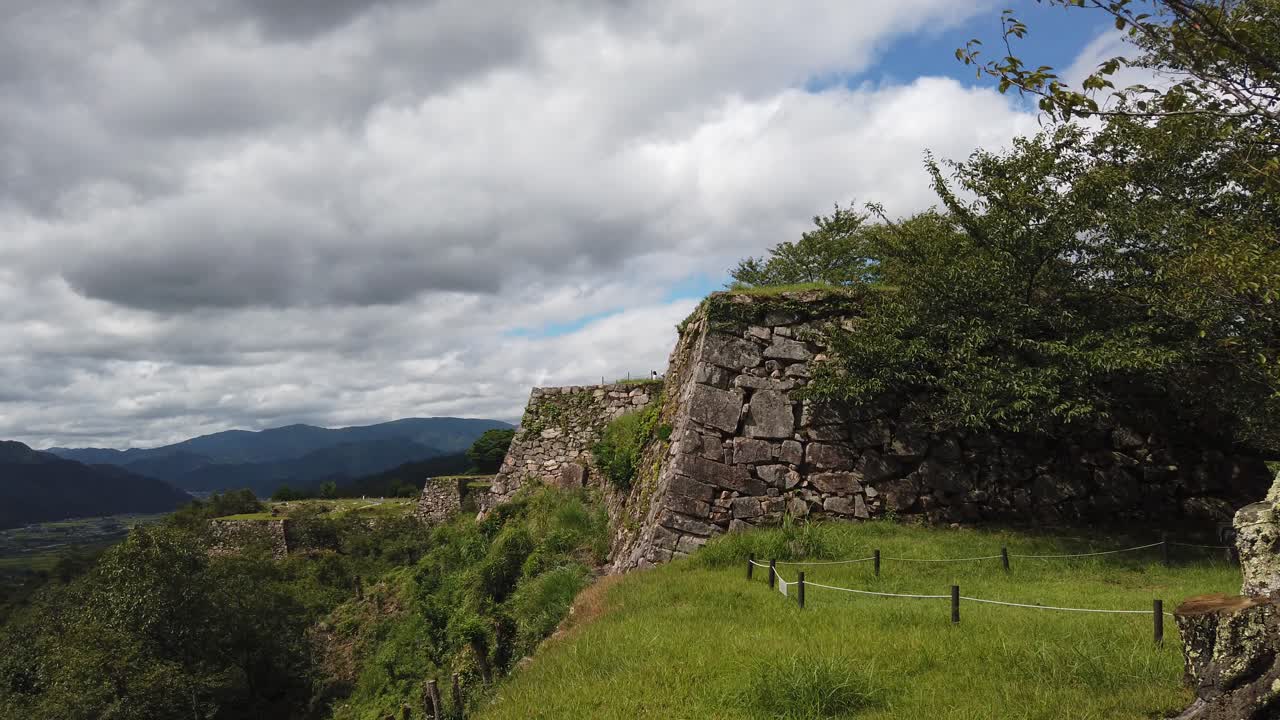 disparo lento que revela el vasto paisaje y la cordillera en el castillo de takeda