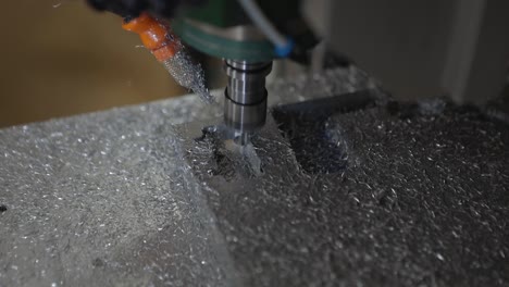 en meticuloso detalle, un primer plano captura una máquina cnc tallando en una hoja de aluminio, revelando la fascinante precisión y arte de la ingeniería de vanguardia en la metalurgia