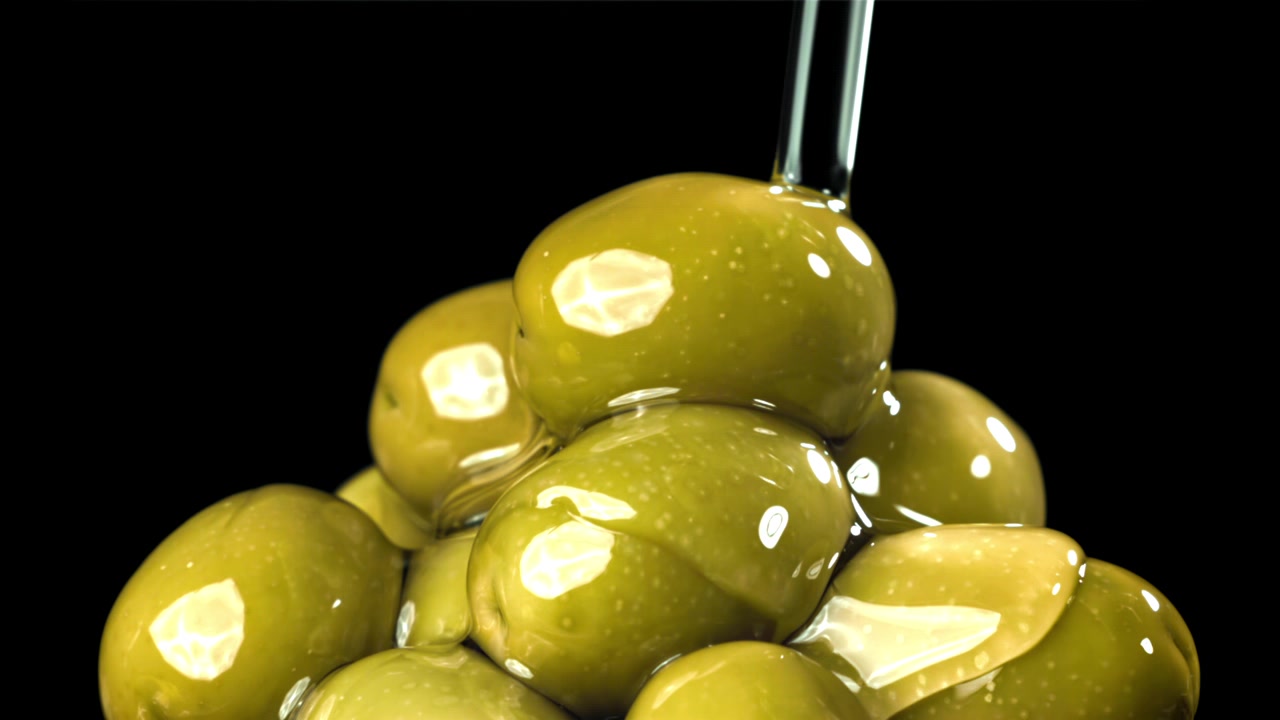 Olio d'oliva che cola su olive verdi fresche su sfondo nero.