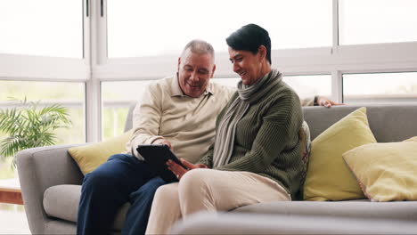 Feliz,-Senior-Y-Una-Pareja-Con-Una-Tableta