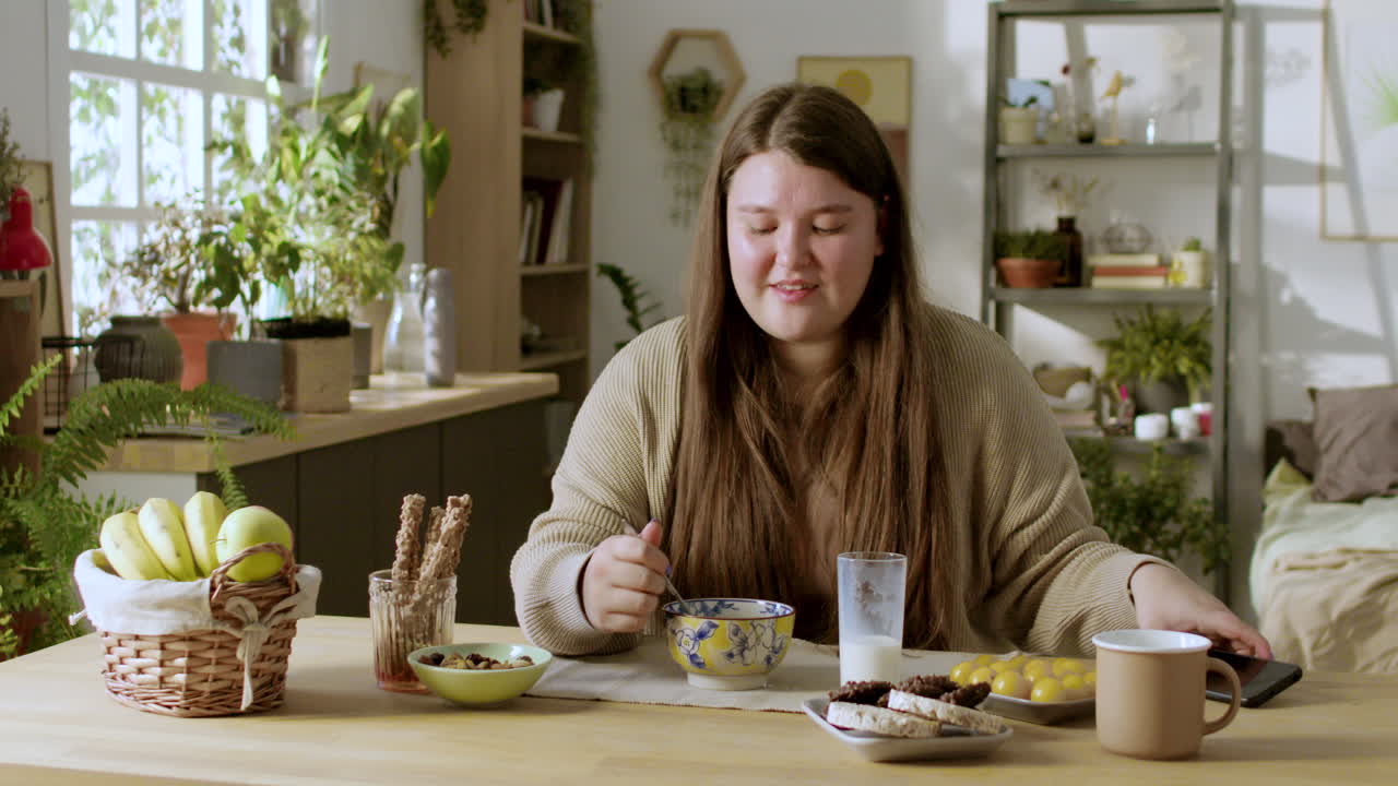 mujer sana desayunando