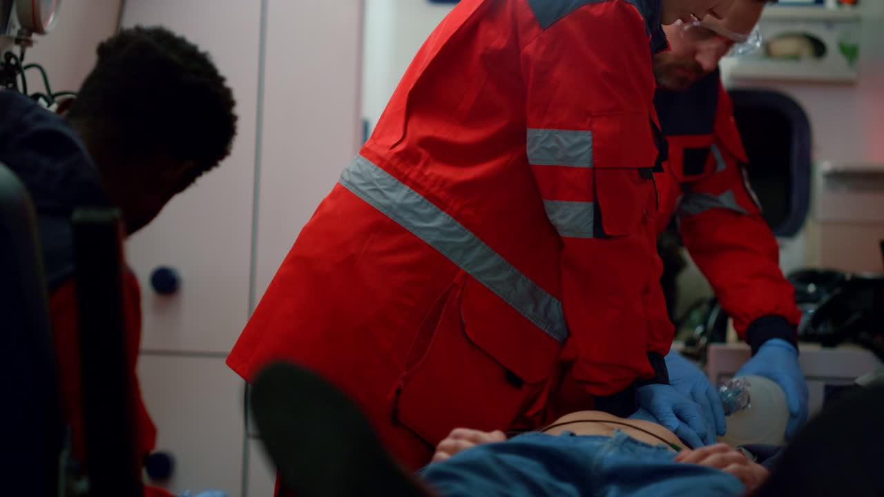 환자에게 심장 마사지를 제공하는 다민족 구급대원