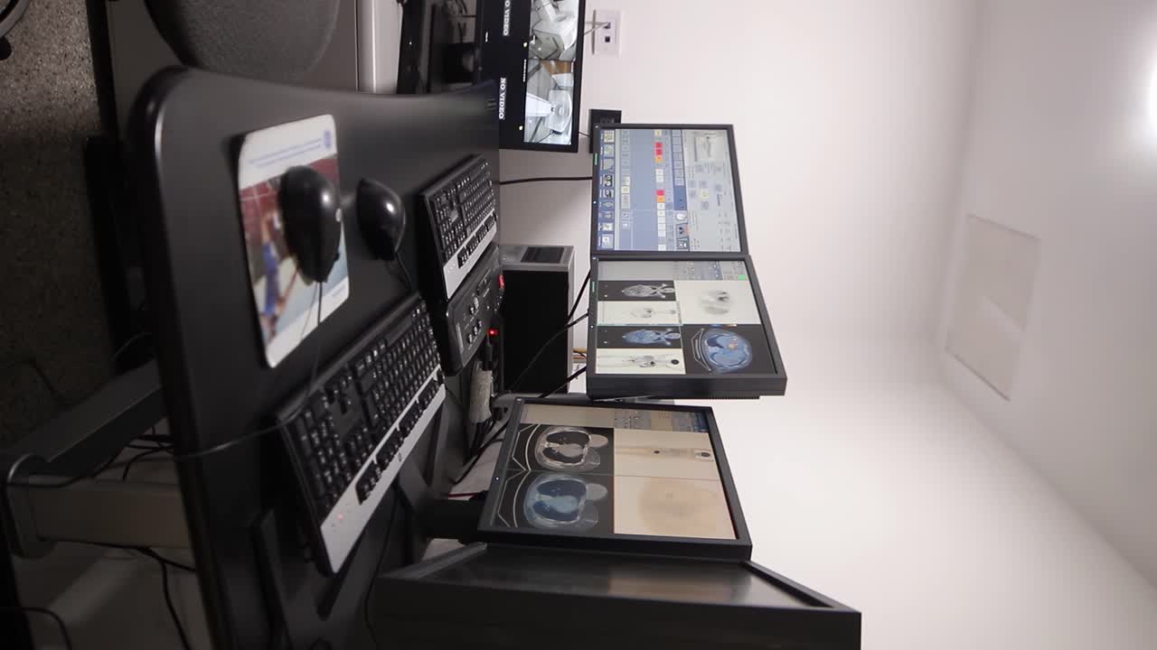 클리닉의 전문실에서 신체의 여러 부위에 종양이 있는 환자를 스캔하는 pet-ct라는 기계로 스캔한 환자의 정보를 표시하는 모니터