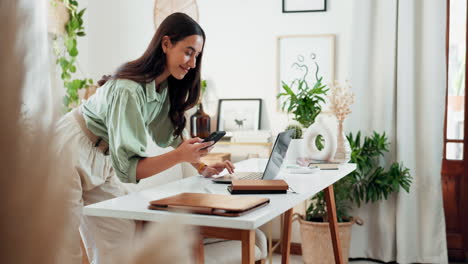 mujer que trabaja desde casa