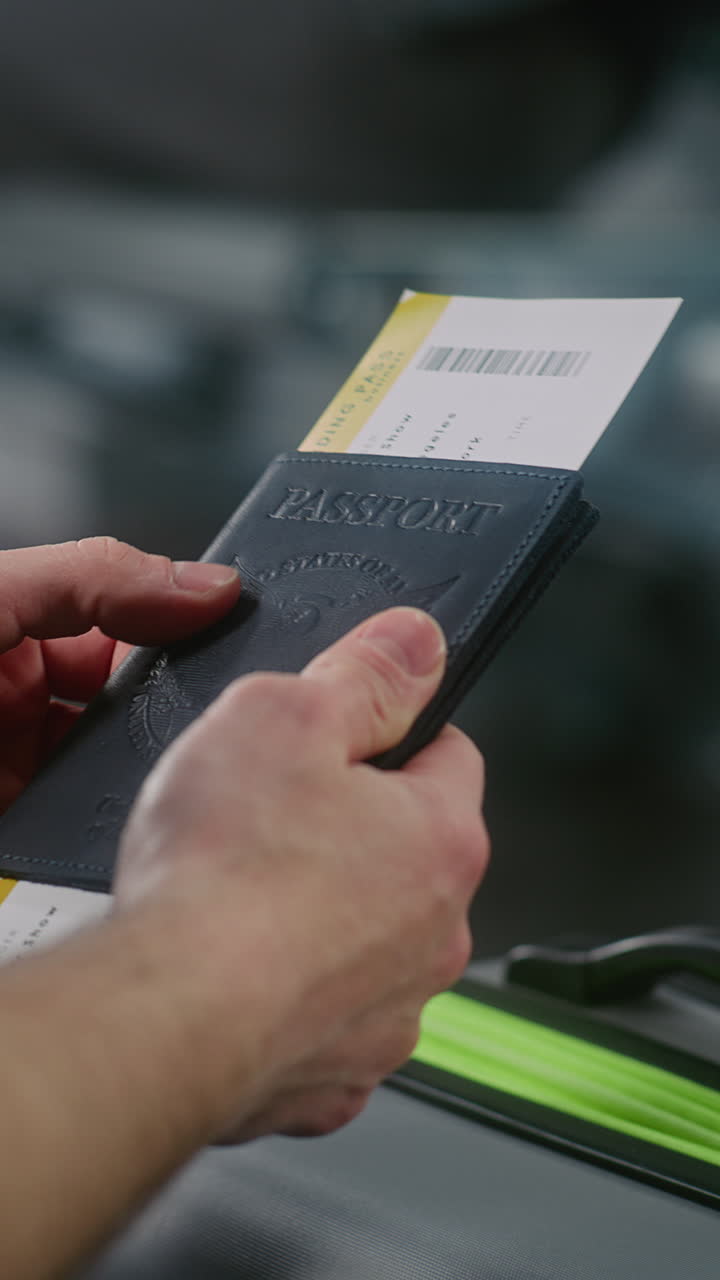 persona con pasaporte y tarjeta de embarque