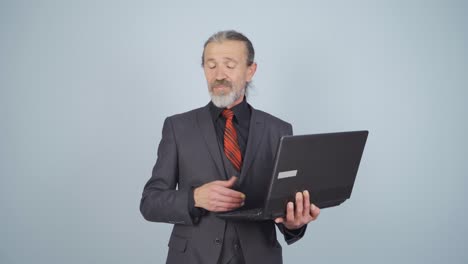 un hombre de negocios fracasado. él mira a la cámara negativamente.