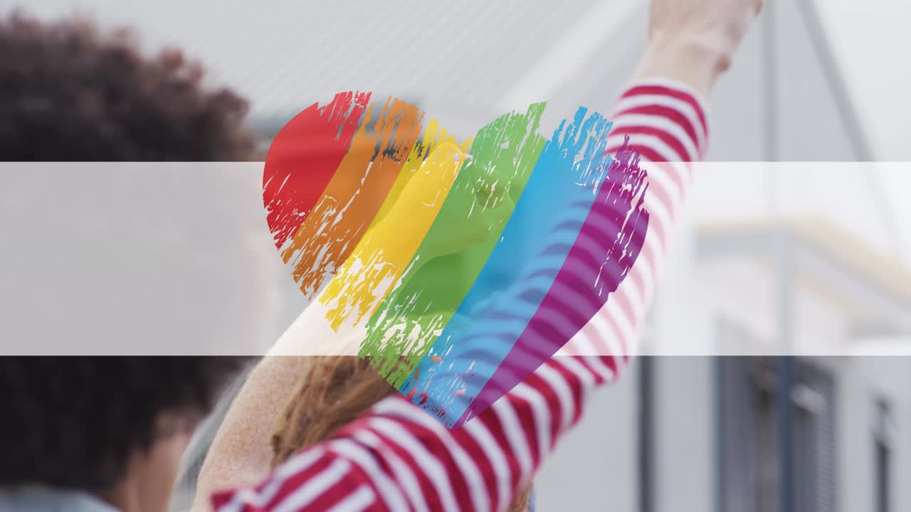 animación del corazón del arco iris sobre las manos de diversos manifestantes