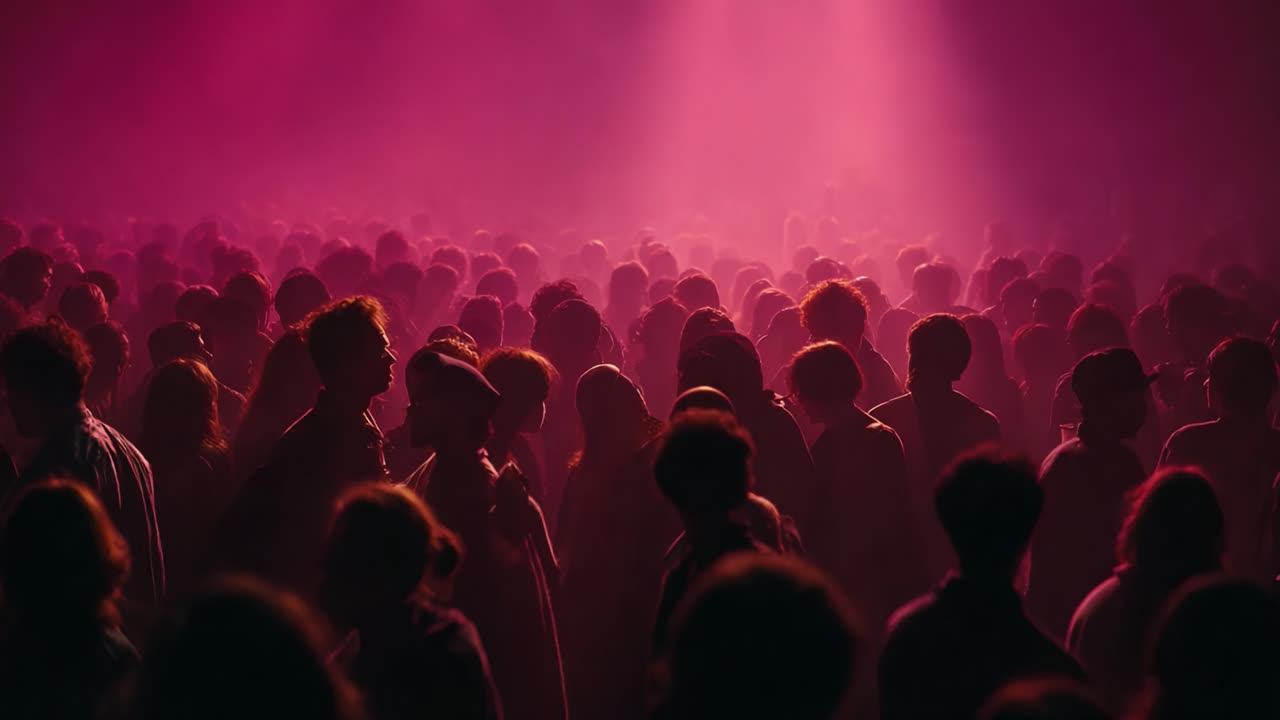 Eine fesselnde Szene einer großen Gruppe von Menschen, die als Silhouetten vor einem Hintergrund aus leuchtend rosa Licht dargestellt werden und eine Atmosphäre voller Energie und Vorfreude erzeugen