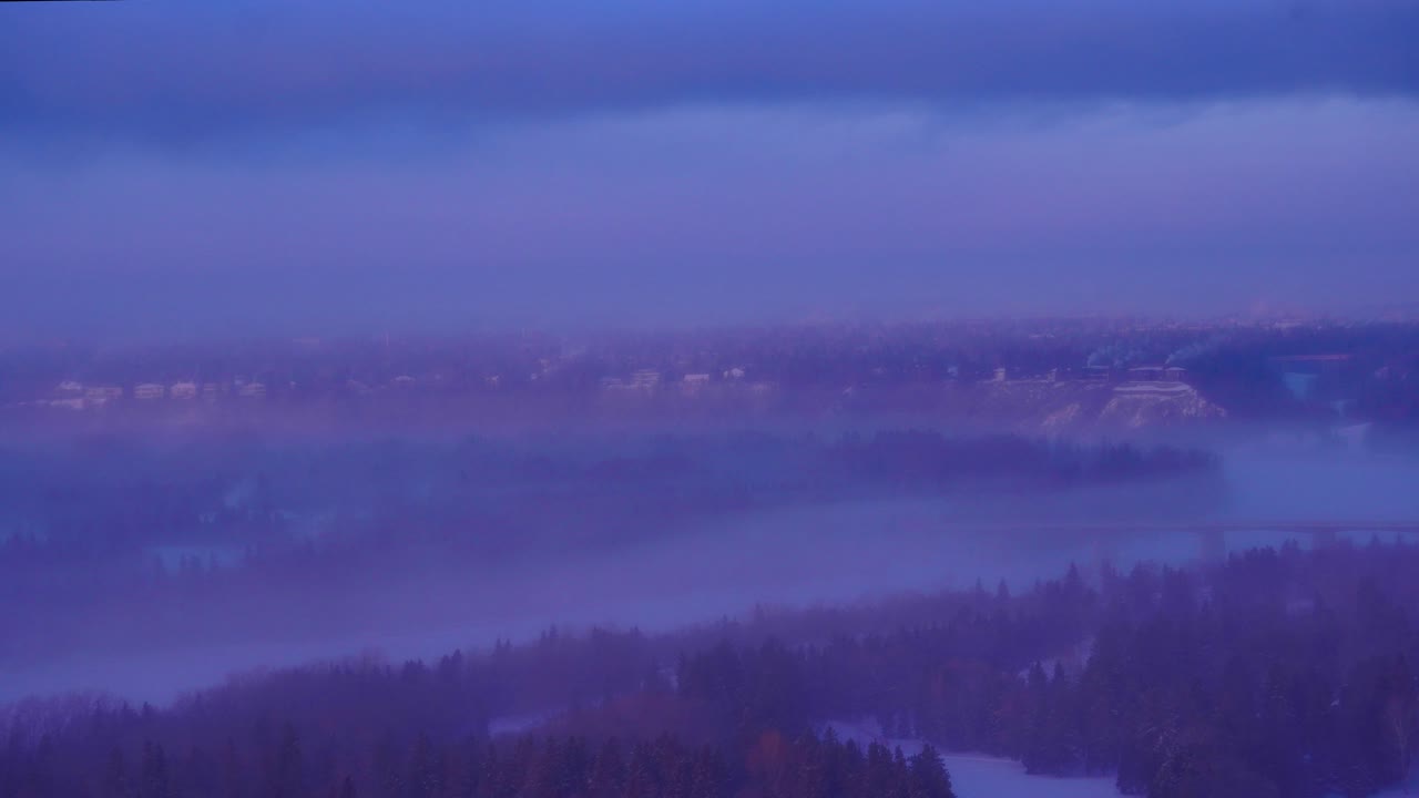 el congelamiento mantiene a los habitantes de edmonton en alberta a partir del 7 de febrero de 2021 cuando las nubes de tormenta llegan al amanecer desde el oeste por el río north saskatchewan a menos 30+ c en este lapso de tiempo parcial de 2 2-2