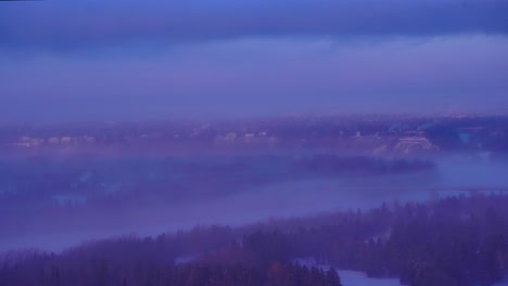 Ab-Dem-7.-Februar-2021-Hält-Der-Tiefe-Frost-Die-Edmontonier-Von-Alberta-Fest,-Wenn-Sturmwolken-Im-Morgengrauen-Von-Westen-Den-Nord-saskatchewan-fluss-Hinunter-Bei-Minus-30-C-In-Diesem-Zweiteiligen-Zeitraffer-2-2-Aufziehen