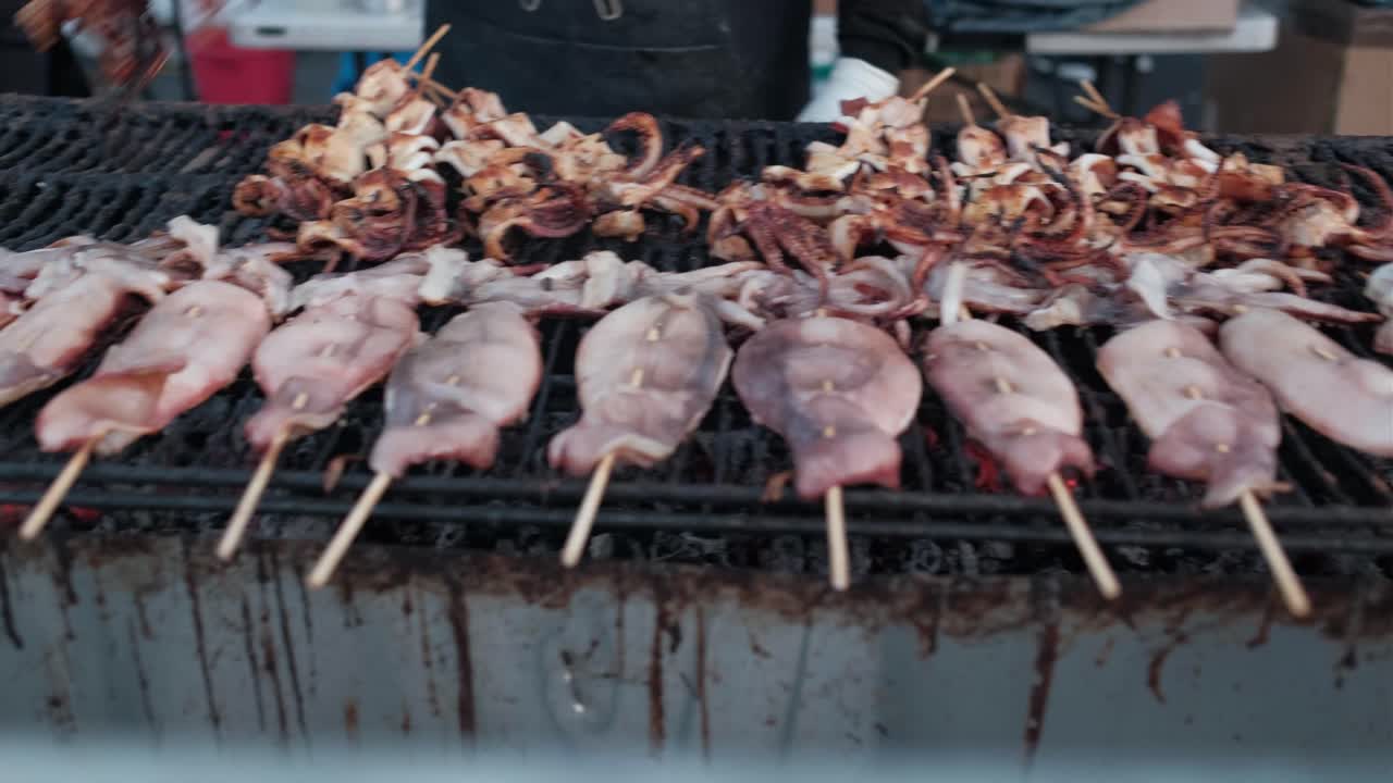 뜨거운 석탄에 오징어를 굽고 요리하다