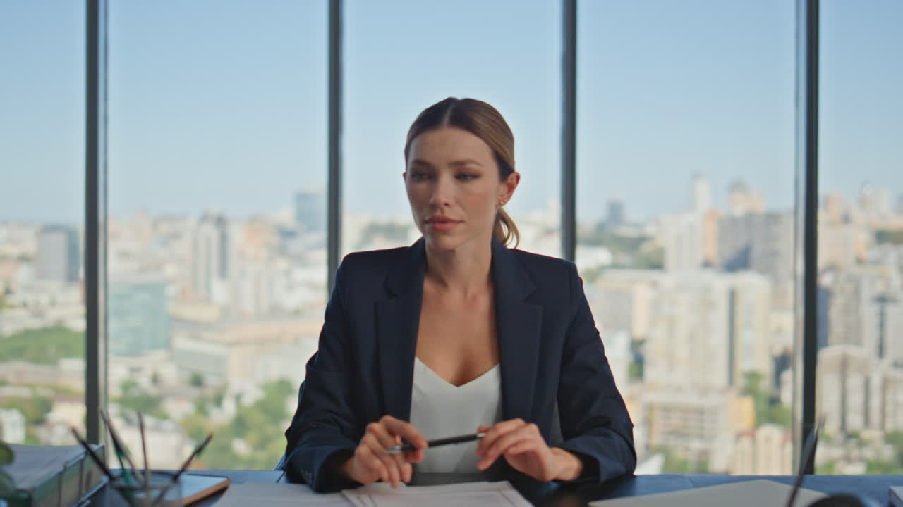 mujer enfocada buscando idea escritorio de trabajo zoom en. finanzas gerente profesional