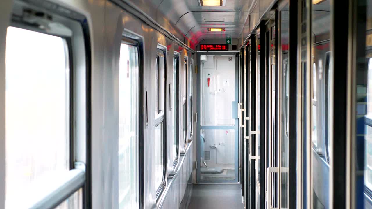 4k 느린 동작 60fps로 여행하는 동안 열차 객실의 빈 복도