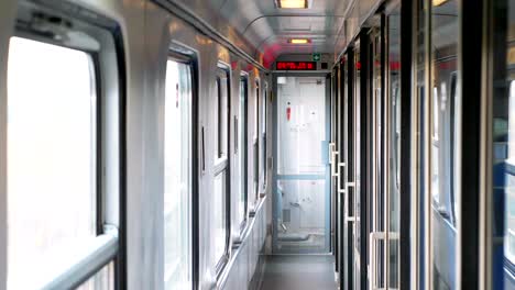 corredor vacío en la cabina del tren mientras viaja en 4k cámara lenta 60fps