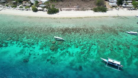 Boote-Schwimmen-Am-Küstenstrand-Von-Gili-Meno-Beach