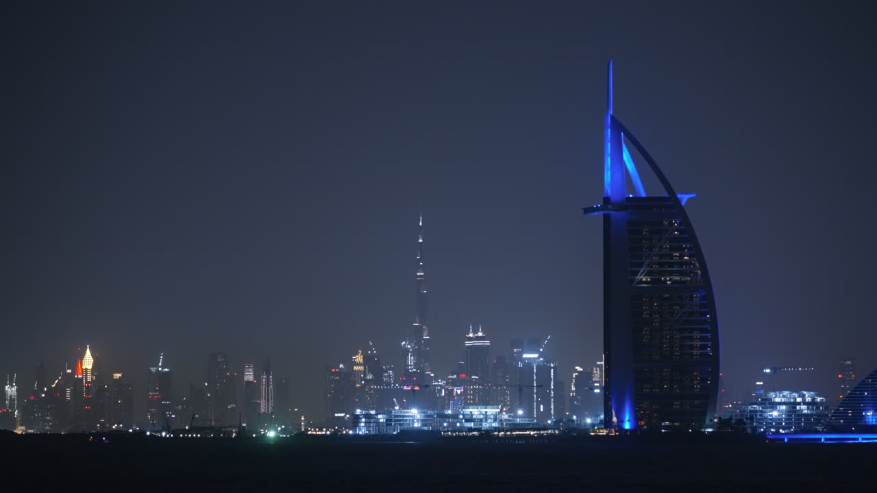 L'orizzonte di Dubai di notte