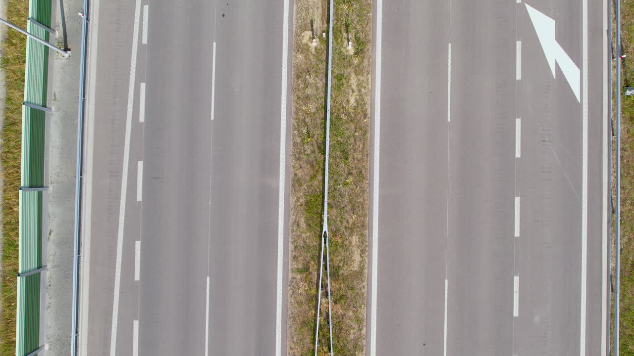 covid 잠금 중 빈 고속도로, 차선의 낮은 조감도