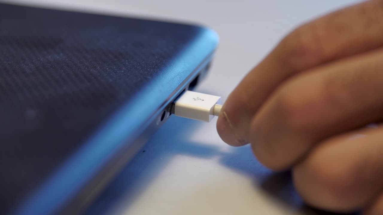 conexión manual del cable usb a la computadora portátil