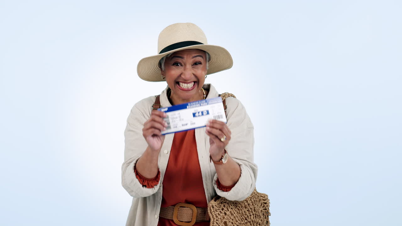 pasaporte, éxito y rostro de la mujer mayor