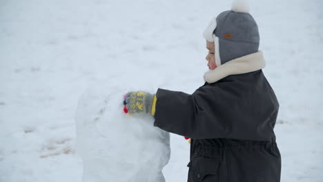 una niña linda jugando con la nieve en un día de invierno en la granja de ovejas de daegwallyeong en el condado de pyeongchang, corea del sur