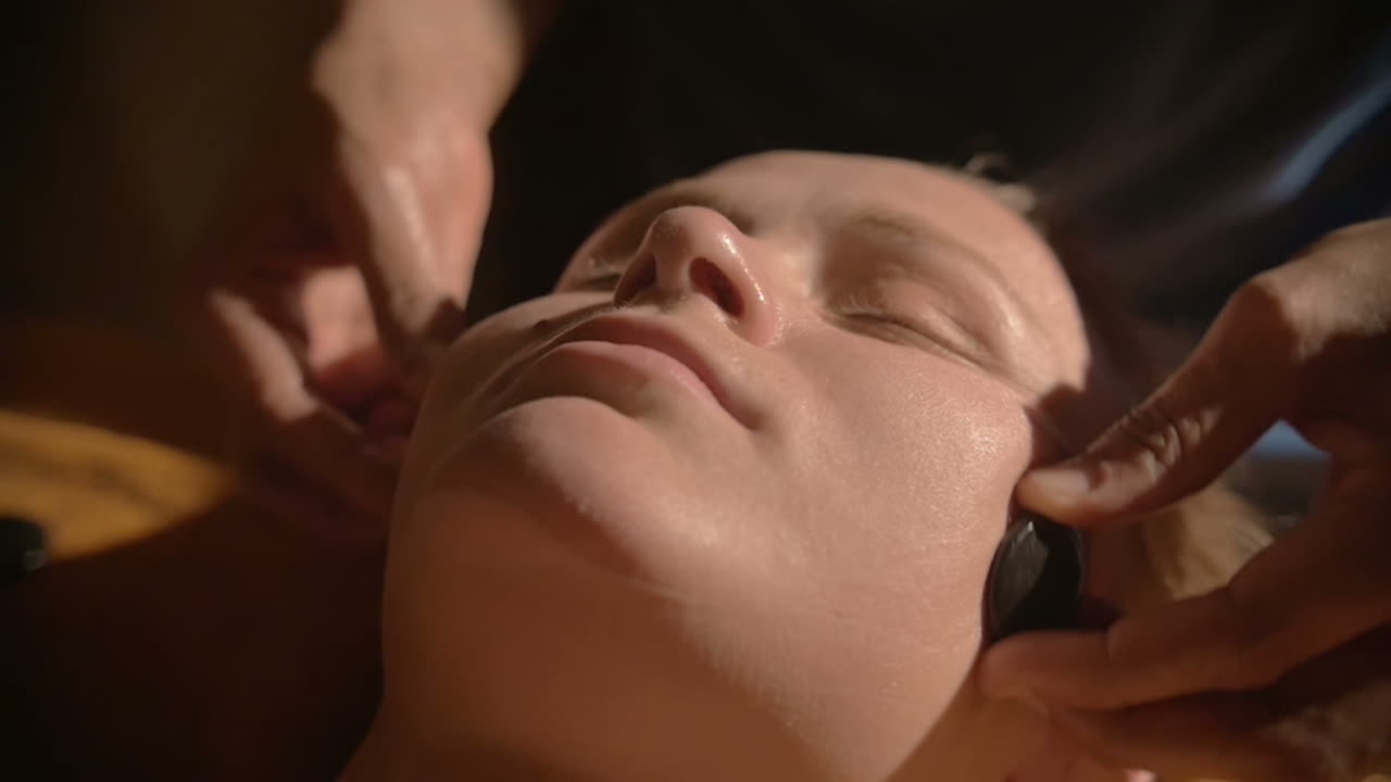 masaje facial relajante con piedras calientes en el spa de belleza