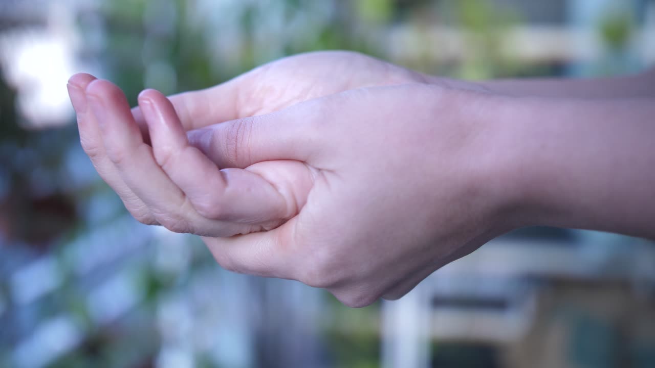 ภาพระยะใกล้ของบุคคลกำลังทาเจลล้างมือและถูมือ