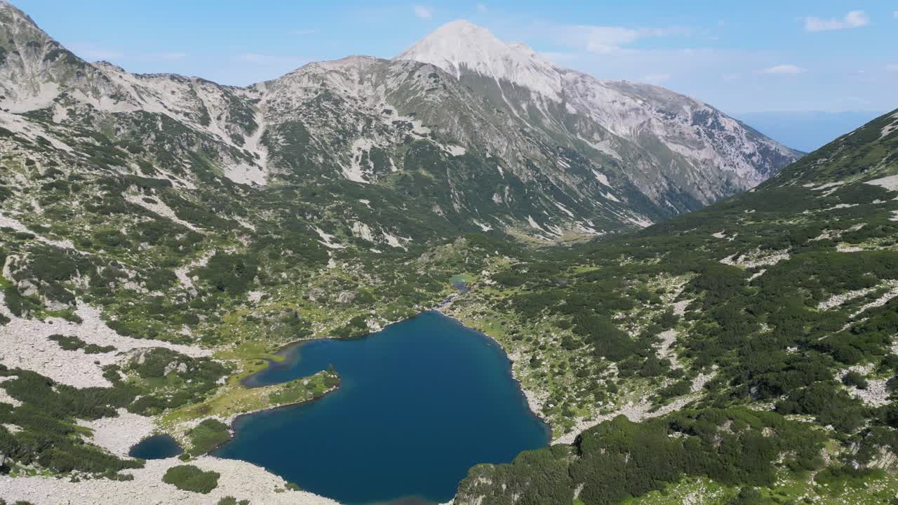 Parco Nazionale del Pirin, lago di montagna e paesaggio naturale panoramico in Bulgaria - Riprese aeree 4k