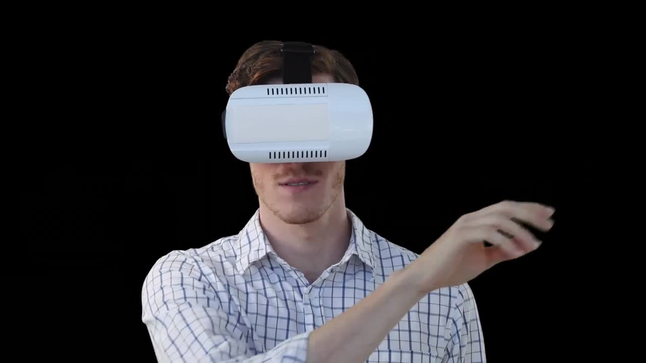 animación de un hombre que usa auriculares vr utilizando una interfaz virtual y sonriendo, sobre un fondo negro