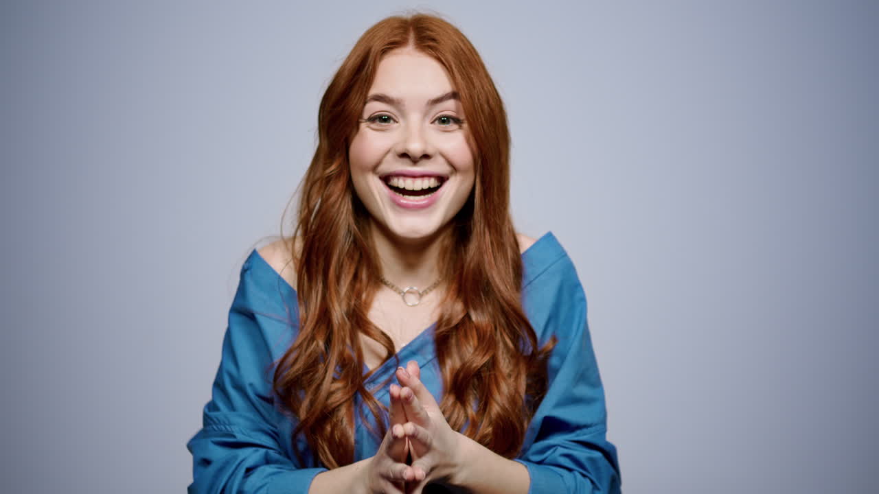 ragazza euforica che fa gesti vincenti in studio. donna che si rallegra in casa